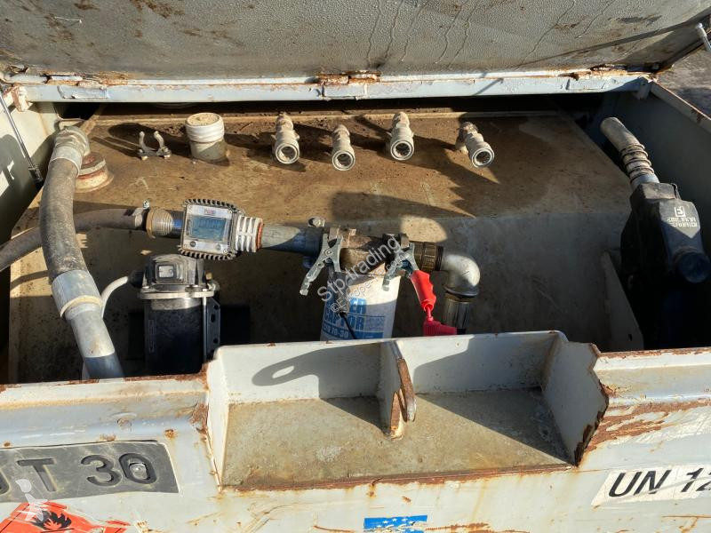 Vägbyggmaterial CUVE A CARBURANT 980 E