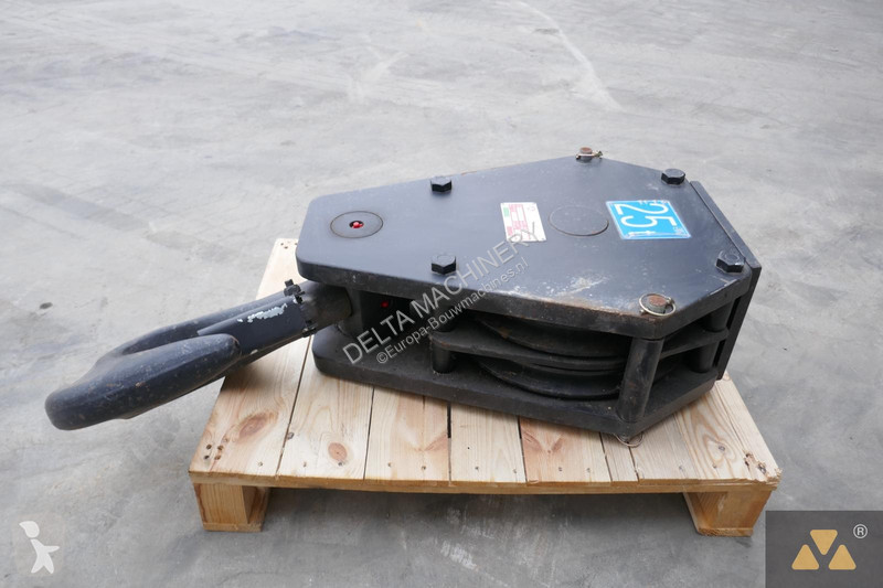 آلة لمواقع البناء  Hookblock 25T