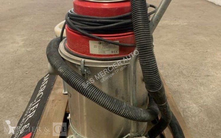 Stavebný stroj  aspirateur recycleur d'eau