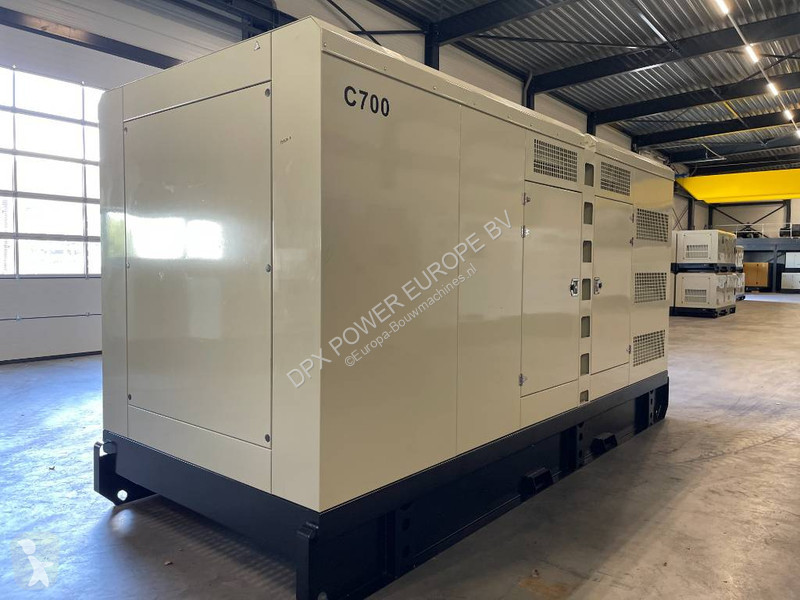 Stavebný stroj Cummins KTAA19-G6A - 700 kVA...