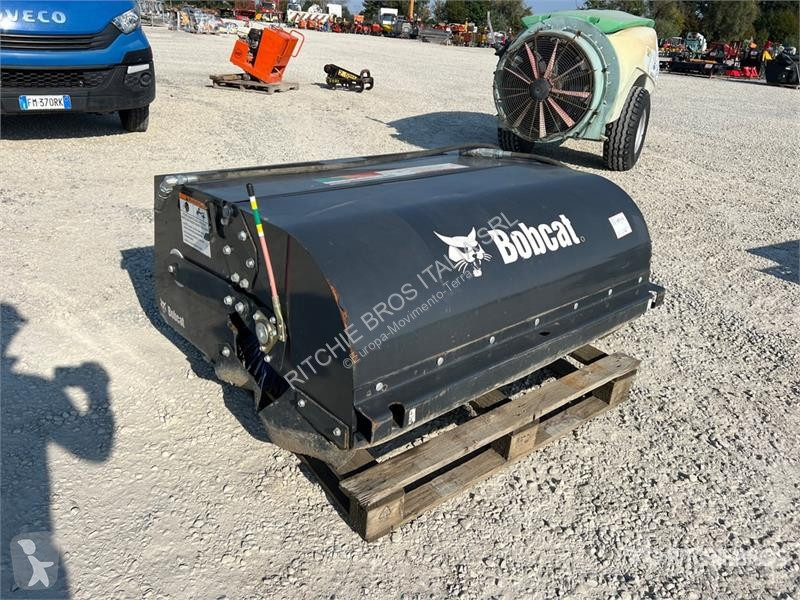 آلة لمواقع البناء Bobcat M54 Skid Steer Broom