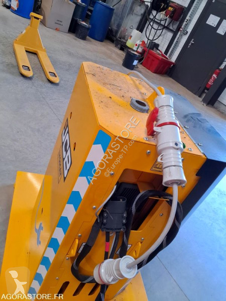 آلة لمواقع البناء JCB JCB18