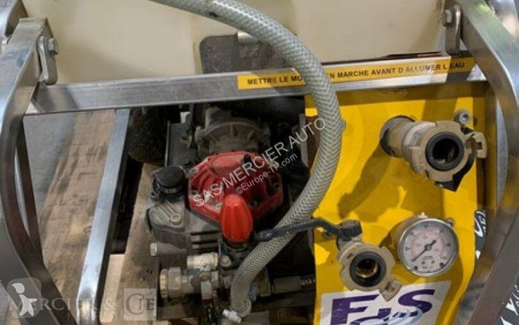 Matériel de chantier  pompe d'epreuve essence -