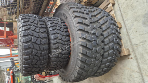 Kubota KOMMUNALBEREIFUNG 400/80R28 + 315/75R16