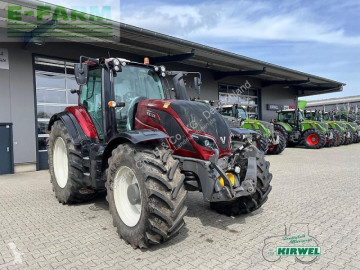 Lantbrukstraktor Valtra t 214 versu