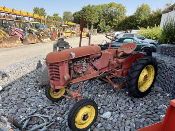 Tracteur ancien Massey Ferguson