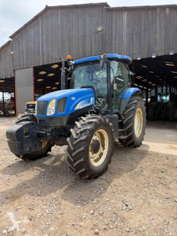 Gammal traktor New Holland