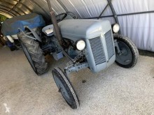 Zemědělský traktor starý tahač Massey Ferguson petit gris TEA 20