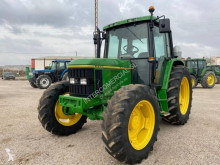 Tractor agrícola tractora antigua John Deere 6200
