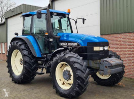 Tractor agrícola New Holland 8260 DT usado