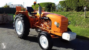 Tractor agrícola tractora antigua Renault D22
