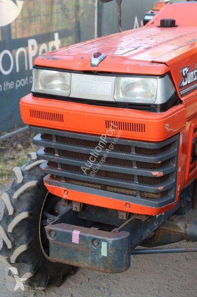 جرار زراعي Kubota L1-235