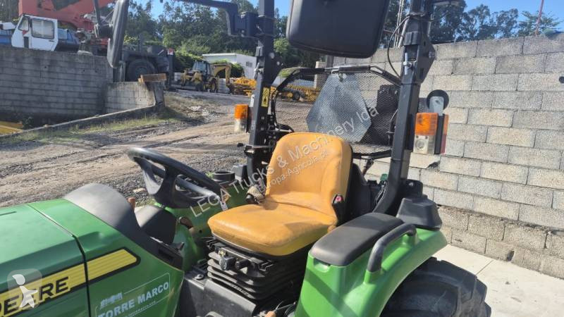 Zemědělský traktor John Deere 3038E