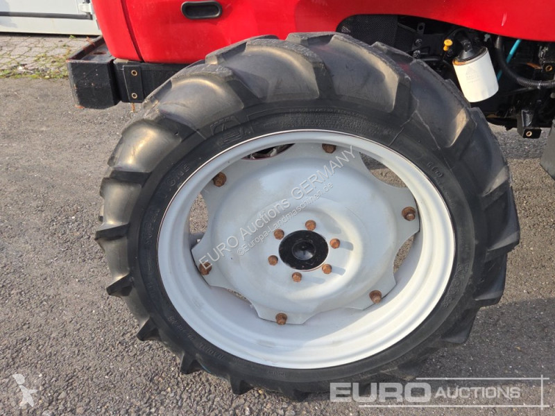Zemědělský traktor Massey Ferguson 2210