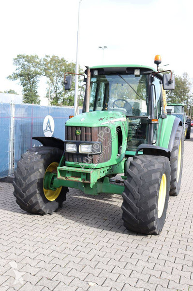 Zemědělský traktor John Deere 6320