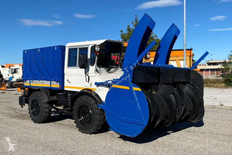 Lantbrukstraktor Mercedes UNIMOG