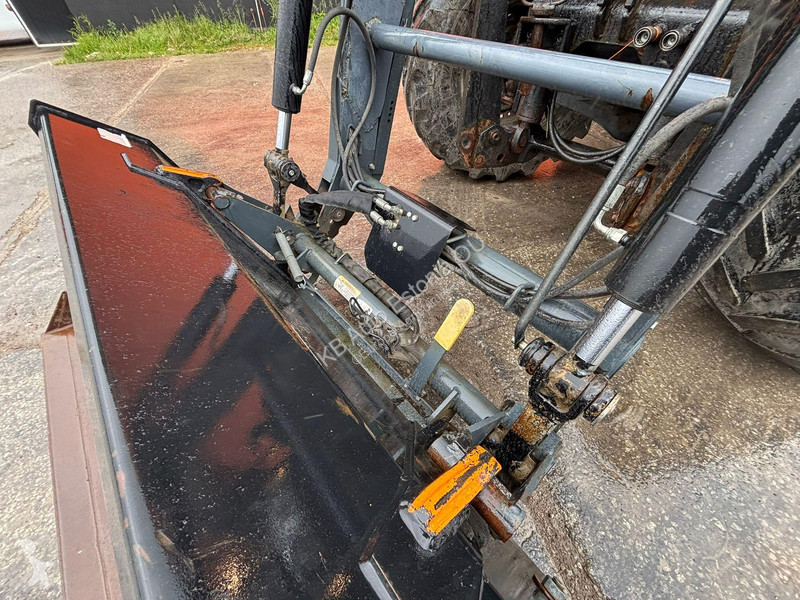 Lantbrukstraktor  Farmall 105U FRONT BUCKET