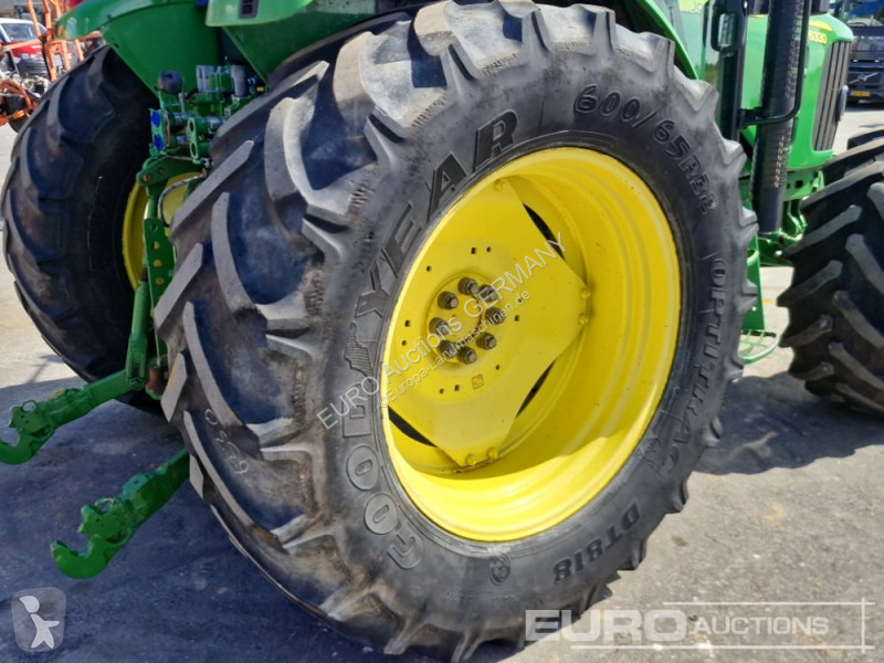 Zemědělský traktor John Deere 6330