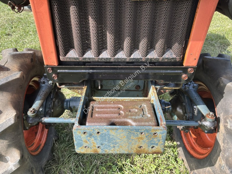 Tractor  B7001
