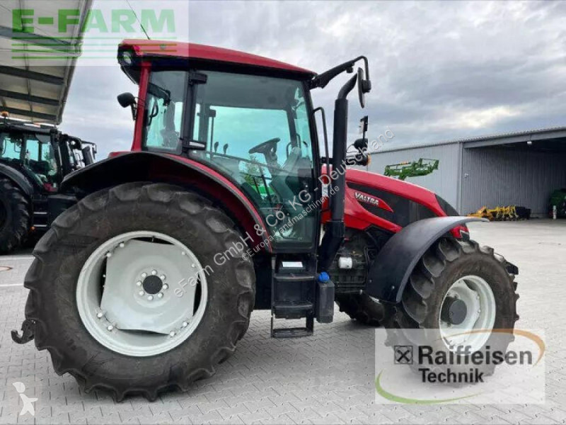 Tracteur agricole Valtra  a104