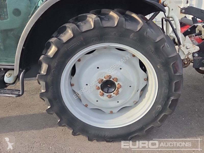 Zemědělský traktor Massey Ferguson 2210