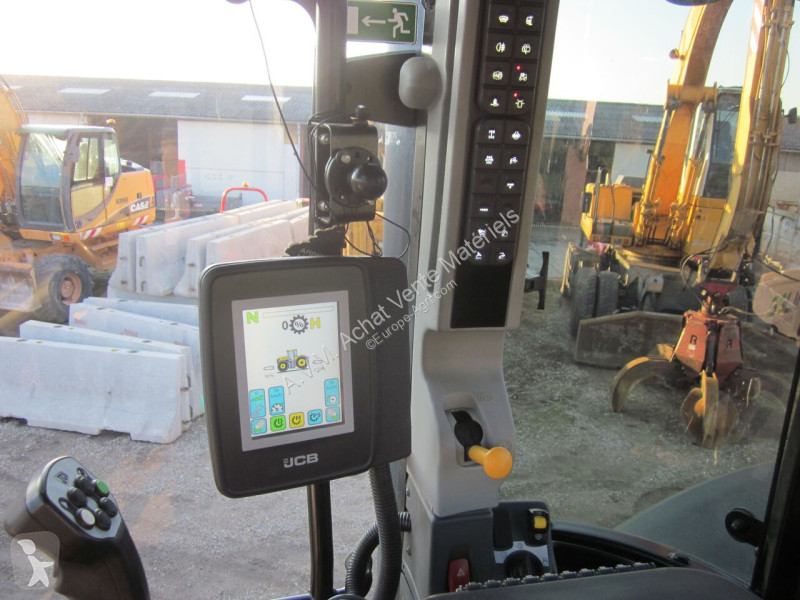 Zemědělský traktor JCB