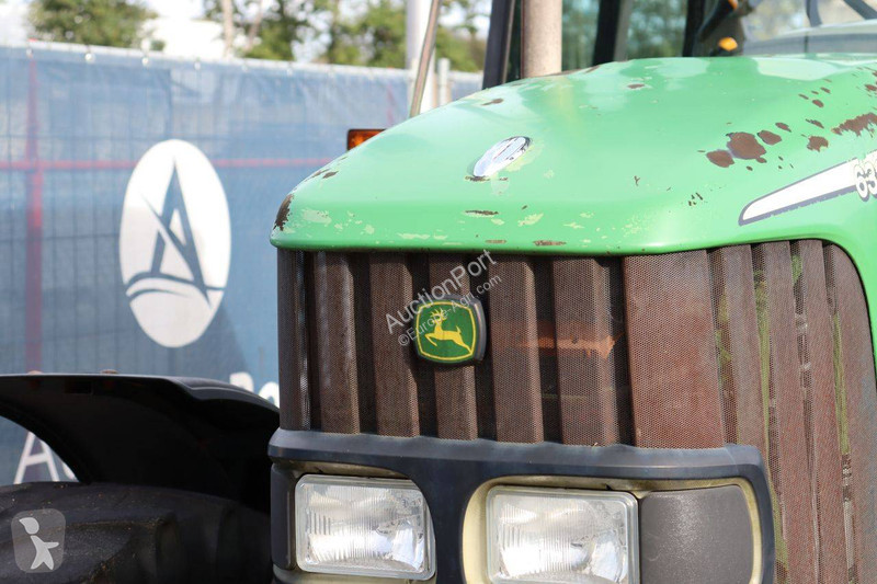 Zemědělský traktor John Deere 6320