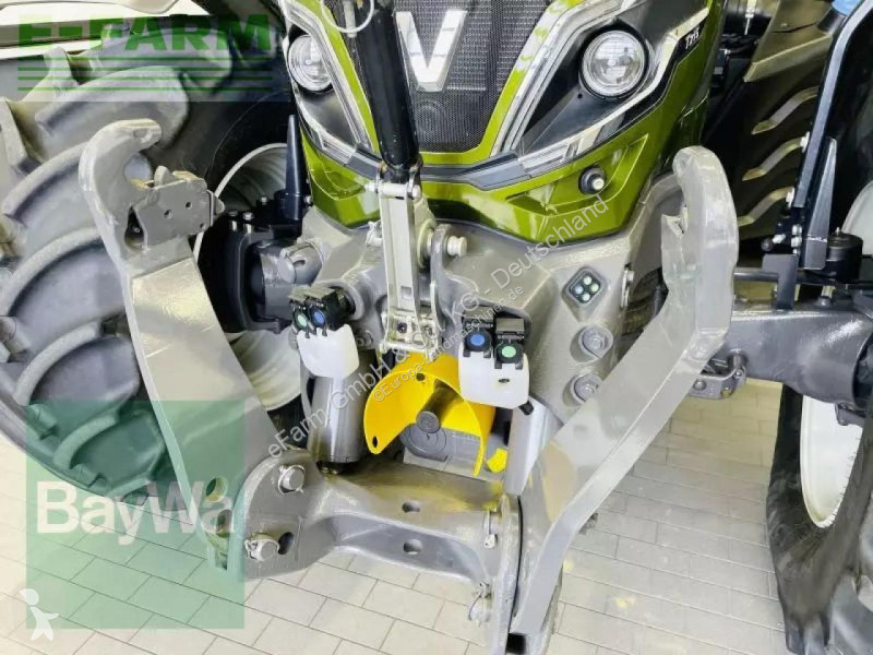 Landbrugstraktor Valtra  t215 versu