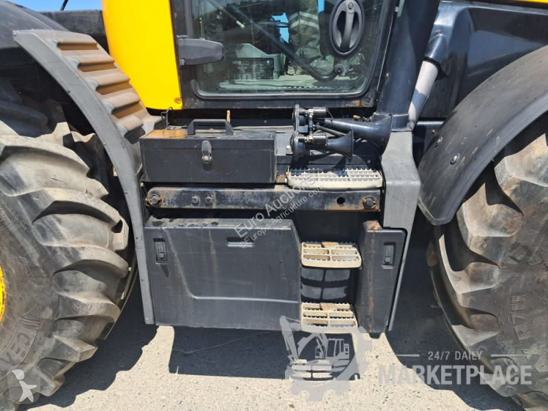 Сільськогосподарський трактор JCB FASTRAC 4220