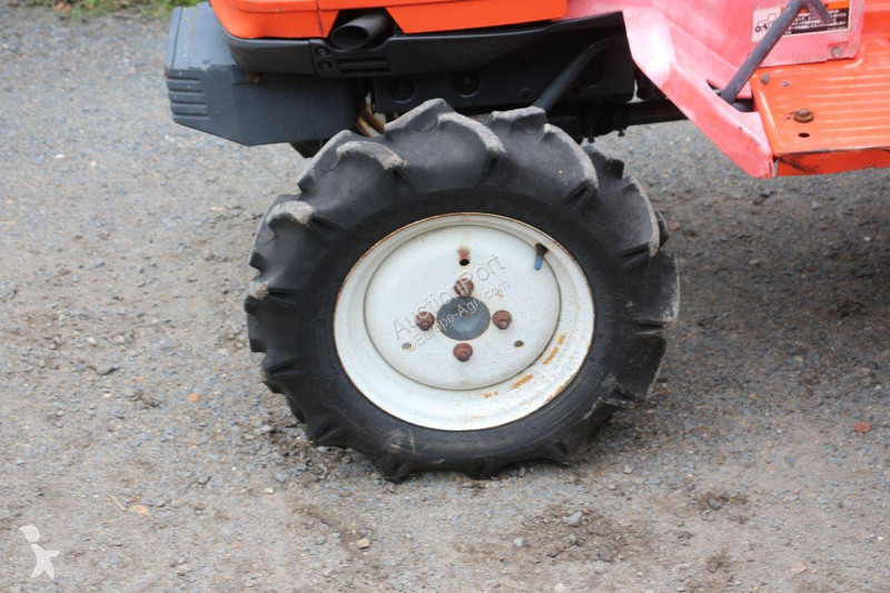 Сільськогосподарський трактор Kubota B52