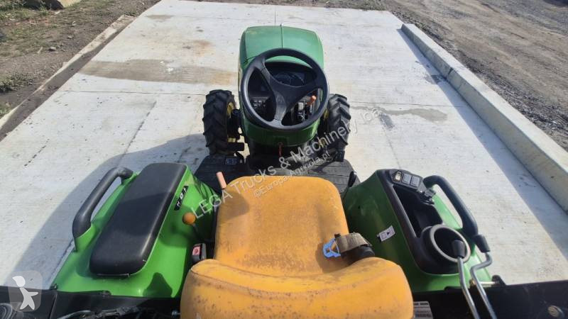 Zemědělský traktor John Deere 3038E