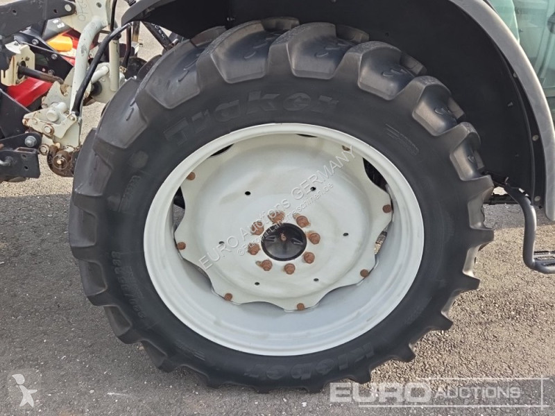 Zemědělský traktor Massey Ferguson 2210