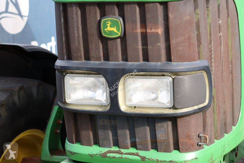 Zemědělský traktor John Deere 6320