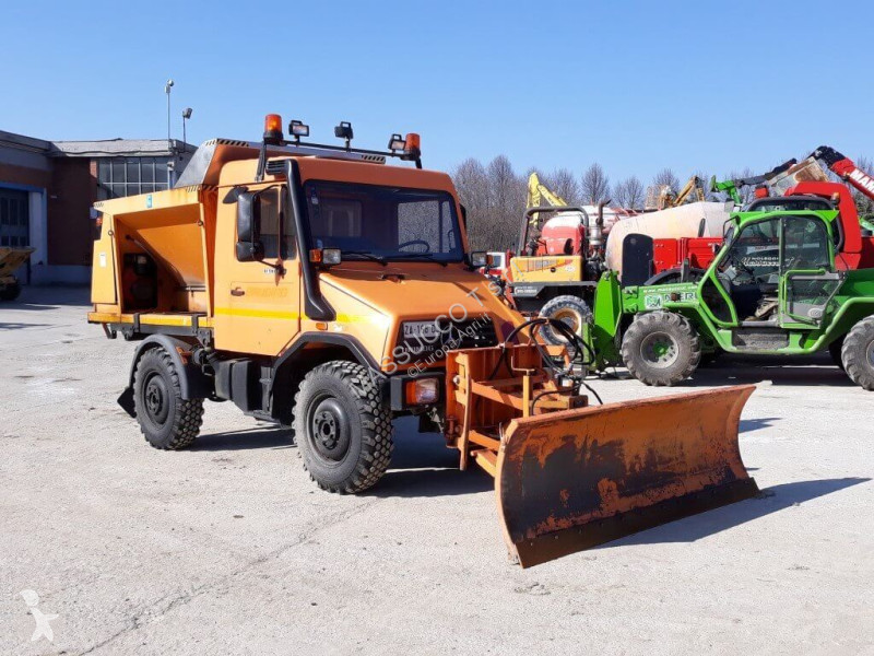 Lantbrukstraktor Mercedes Unimog - U90
