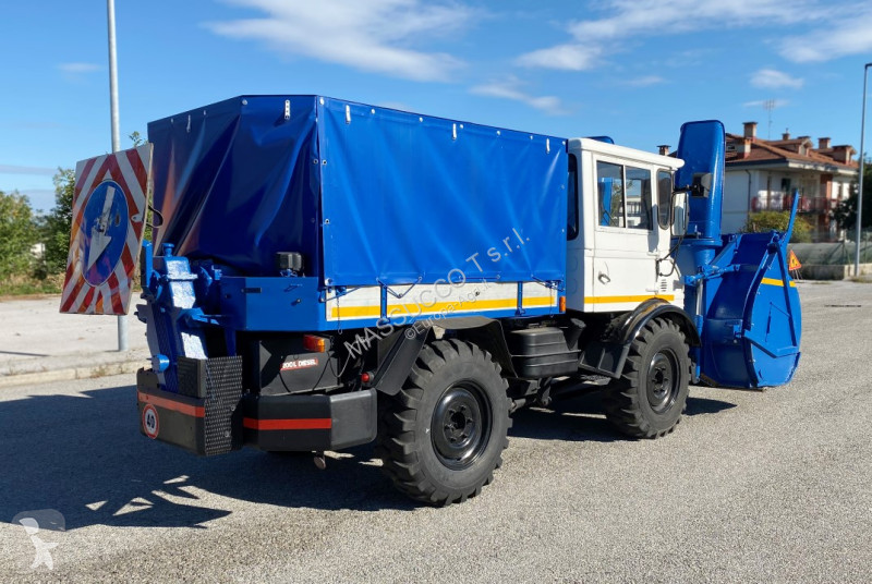 Lantbrukstraktor Mercedes UNIMOG