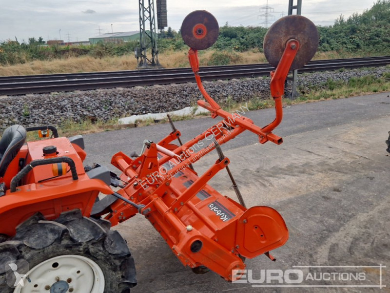 Трактор Kubota B40