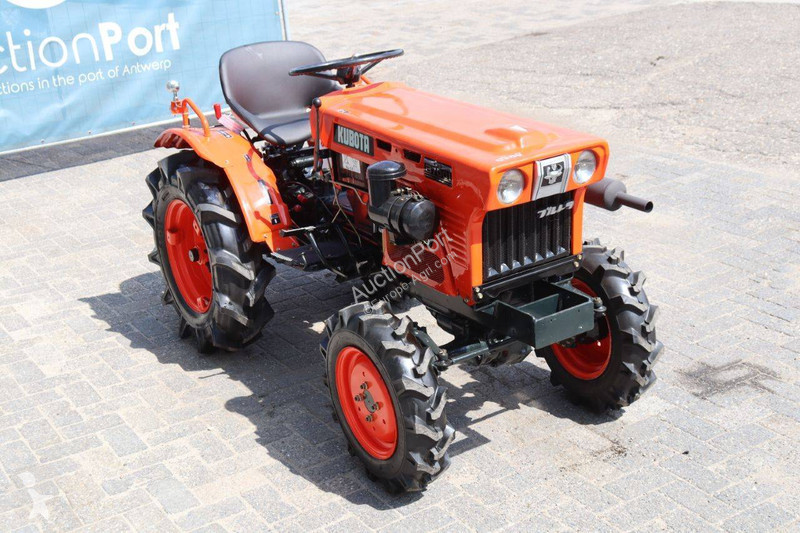 Сільськогосподарський трактор Kubota B7001