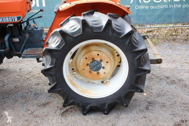 Сільськогосподарський трактор Kubota L2601