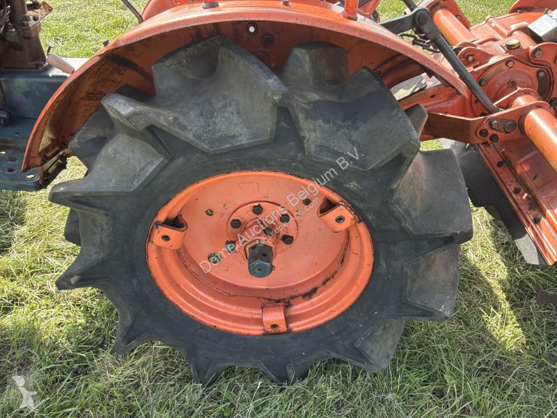 Tractor  B7001