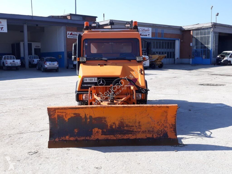 Lantbrukstraktor Mercedes Unimog - U90