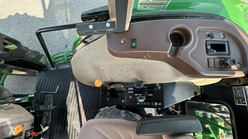 Tractor agrícola John Deere 6100D