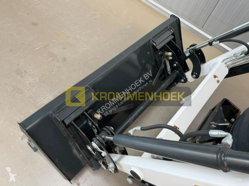 Zemědělský traktor  CT 2025 Front loader FL7