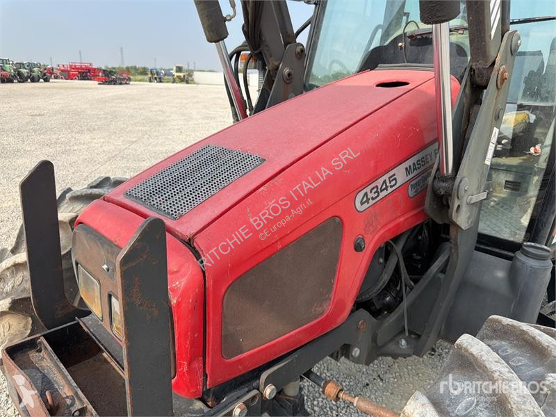 Сільськогосподарський трактор Massey Ferguson 4345