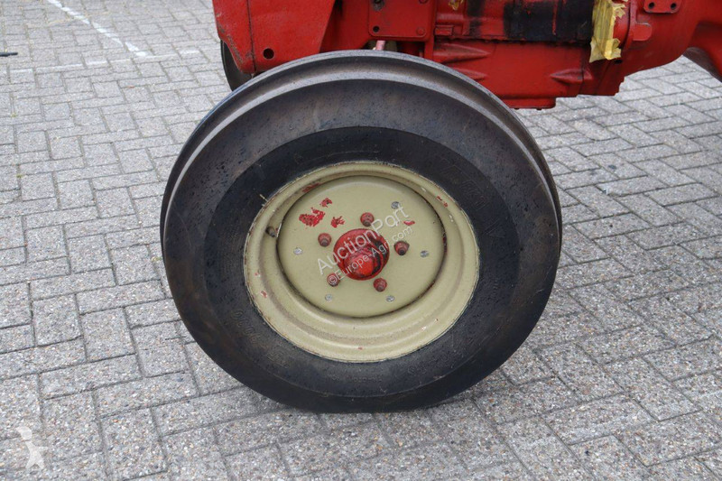 Tractor agrícola International 523