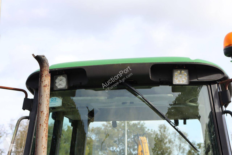 Zemědělský traktor John Deere 6320