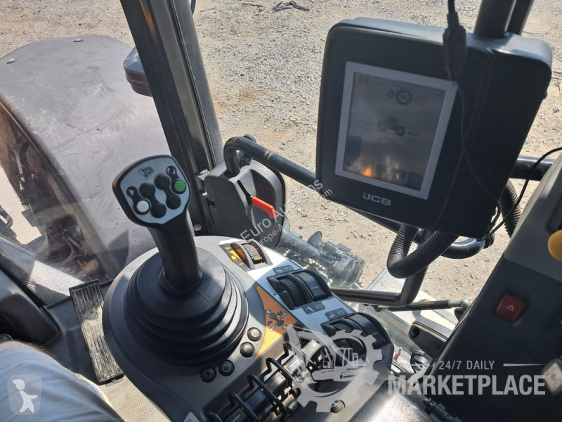 Сільськогосподарський трактор JCB FASTRAC 4220