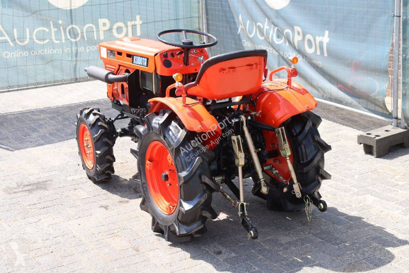 Сільськогосподарський трактор Kubota B7001