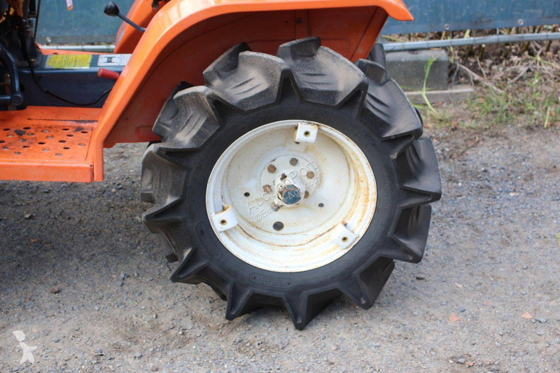 Сільськогосподарський трактор Kubota B1400DT