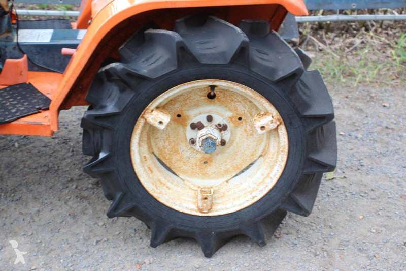 Сільськогосподарський трактор Kubota B1502DT