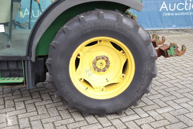 Tractor agrícola John Deere 5615 V